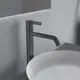 Waschtischarmatur in Magnetic Grey von Ideal Standard mit schmalem Auslauf. Befestigung am Waschbecken, schlichte Formgebung, keine Ablaufschraube sichtbar.